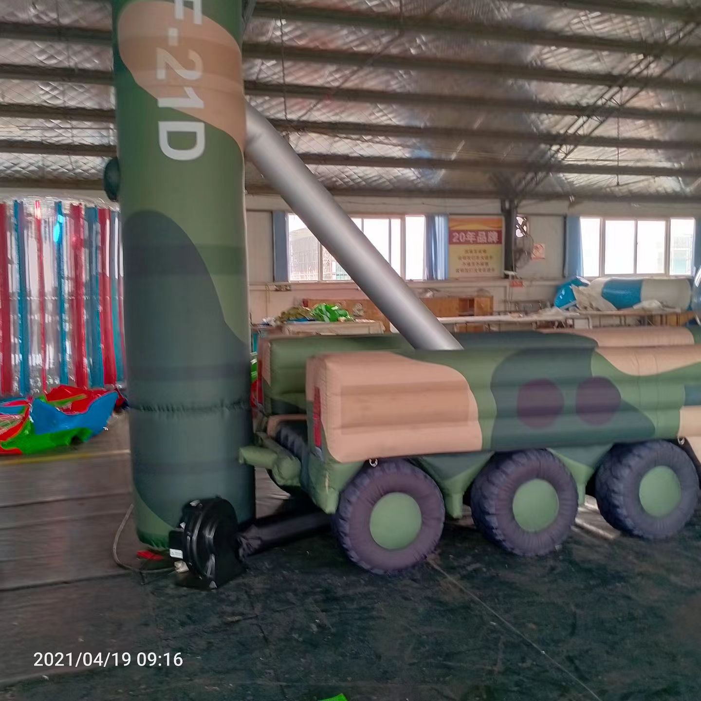 路北军事演习中的充气目标车辆：模拟发射车雷达车坦克飞机